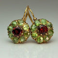 Elegantes pendientes redondos con cristales verdes y rojos