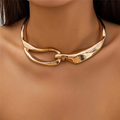 Collar de oro con un diseño atrevido