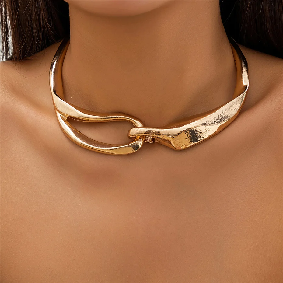 Collar de oro con un diseño atrevido